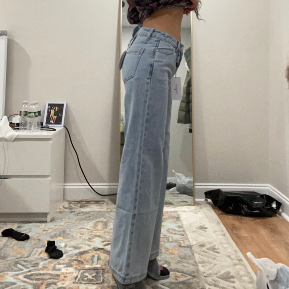 Mid-rise light blue wash. Brand new, never worn. - Picture 4 of 6